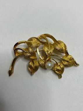 Vintage BSK Gold Tone Leaf Brooch Faux Pearl Botanical Pin Signed Elegant